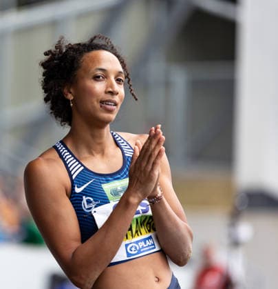 Deutsche Leichtathletik-Meisterschaften; Bochum-Wattenscheid, 26.07.2026 Gut gelaunt: Malaika Mihambo (LG Kurpfalz) klatscht im letzten Versuch für Mikaelle Assani (Karlsruher SC); Deutsche Leichtathletik-Meisterschaften am 26.07.2026 im Lohrheidestadion in Bochum-Wattenscheid (Nordrhein-Westfalen). *** German Track and Field Championships, Bochum-Wattenscheid, July 26, 2026: In high spirits, Malaika Mihambo of LG Kurpfalz cheers on Mikaelle Assani of Karlsruher SC during her final attempt at the German Track and Field Championships on July 26, 2026, at Lohrheidestadion in Bochum-Wattenscheid, North Rhine-WestWestphalia Copyright: xBEAUTIFULxSPORTS R.xSchmittx
