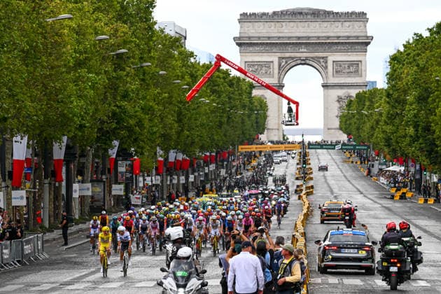 Tour de France 2026 Picture by Simon Wilkinson SWpix.com - 26 07 2026 - Cycling - 2026 Tour de France - Stage 21 - Paris Champs-ElysÃ es - Paris Champs-ElysÃ es, France - Tadej PogaÄ?ar and Isaac del Toro (UAE Team Emirates - XRG) on the Champs-ElysÃ es Copyright: x xSWpix.comx(t axPhotographyxHubxLtd)xSimonxWilkinson SWpix.comx SWP-3030-15530