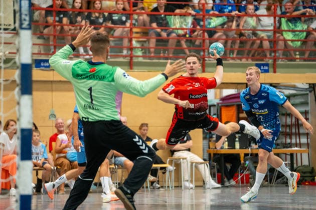 Handball I Herren I Saison 2026-2027 I Testspiel I TVB Stuttgart - BSV Bern I 26.07.2026 Leo Schnyder (33, BSV Bern) im Wurf, rechts Torben Matzken (22, TVB Stuttgart) Gemeindehalle Bittenfeld Waiblingen Baden-Württemberg Deutschland *** Handball I Men I 2026–2027 Season I Friendly Match I TVB Stuttgart vs. BSV Bern I July 26, 2026 Leo Schnyder 33, BSV Bern taking a shot; on the right, Torben Matzken 22, TVB Stuttgart; Gemeindehalle Bittenfeld, Waiblingen, Baden-Württemberg, Germany Copyright: xLobeca MaxxPetershansx
