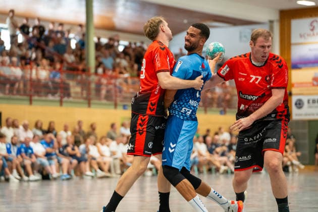 Handball I Herren I Saison 2026-2027 I Testspiel I TVB Stuttgart - BSV Bern I 26.07.2026 Philipp Ahouansou (5, TVB Stuttgart) mit Ball, rechts Mats Hirt (77, BSV Bern) Gemeindehalle Bittenfeld Waiblingen Baden-Württemberg Deutschland *** Handball I Men I 2026–2027 Season I Exhibition Game I TVB Stuttgart vs. BSV Bern I July 26, 2026 Philipp Ahouansou 5, TVB Stuttgart with the ball; on the right, Mats Hirt 77, BSV Bern; Gemeindehalle Bittenfeld, Waiblingen, Baden-Württemberg, Germany Copyright: xLobeca MaxxPetershansx