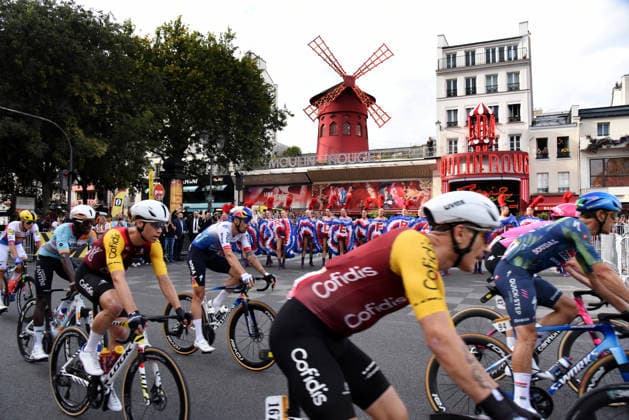 Tour De France In Front Of The Moulin Rouge - Paris French Cancan wild to welcome the passage of the Tour de France in front of the Moulin Rouge in Paris, France on July 26, 2026. Photo by Alain Apaydin ABACAPRESS.COM Paris France  Copyright: xApaydinxAlain ABACAx