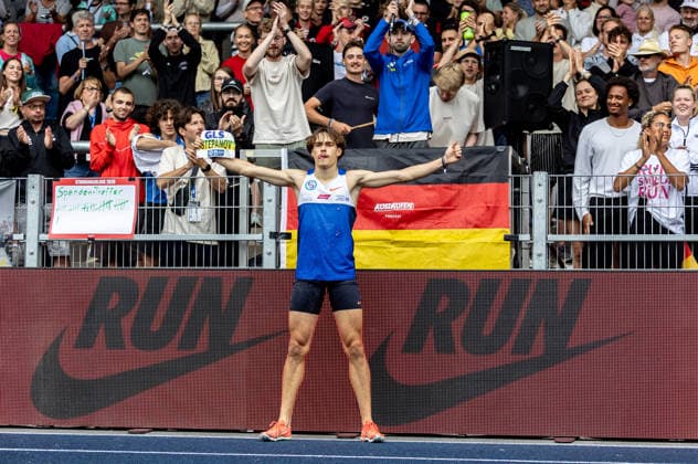 Deutsche Leichtathletik-Meisterschaften; Bochum-Wattenscheid, 26.07.2026 Alexander Stepanov (VfL Sindelfingen) nach seinem Sieg über 800m der Männer vor dem Stimmungsblock mit Maximilian Thorwirth (LAV Stadtwerke Tübingen, blaue Jacke); Deutsche Leichtathletik-Meisterschaften am 26.07.2026 im Lohrheidestadion in Bochum-Wattenscheid (Nordrhein-Westfalen). *** German Track and Field Championships, Bochum-Wattenscheid, July 26, 2026: Alexander Stepanov of VfL Sindelfingen, after his victory in the men’s 800m, stands in front of the cheering section with Maximilian Thorwirth of LAV Stadtwerke Tübingen, wearing a blue jacket at the German Track and Field Championships on July 26, 2026, at Lohrheidestadion in Bochum-Wattenscheid, North Rhine-Westphalia Copyright: xBEAUTIFULxSPORTS R.xSchmittx