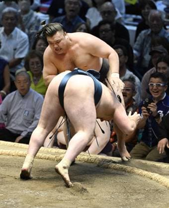Nagoya Grand Sumo Tournament Sekiwake Aonishiki (front) beats ozeki Kirishima in a three-way playoff of the 15-day Nagoya Grand Sumo Tournament at IG Arena in Nagoya, central Japan, on July 26, 2026, winning his third Emperor s Cup.  A14AA0005624082P