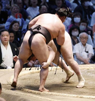 Nagoya Grand Sumo Tournament Sekiwake Aonishiki (back) beats ozeki Kirishima in a three-way playoff of the 15-day Nagoya Grand Sumo Tournament at IG Arena in Nagoya, central Japan, on July 26, 2026, winning his third Emperor s Cup.  A14AA0005624083P