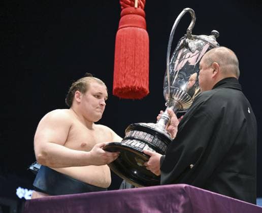 Nagoya Grand Sumo Tournament Sekiwake Aonishiki (L) receives the Emperor s Cup from Japan Sumo Association head Hakkaku after winning the 15-day Nagoya Grand Sumo Tournament at IG Arena in Nagoya, central Japan, on July 26, 2026.  A14AA0005624084P