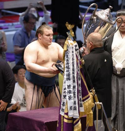 Nagoya Grand Sumo Tournament Sekiwake Aonishiki (L) receives the Emperor s Cup from Japan Sumo Association head Hakkaku after winning the 15-day Nagoya Grand Sumo Tournament at IG Arena in Nagoya, central Japan, on July 26, 2026. (Pool photo)  A14AA0005624085P