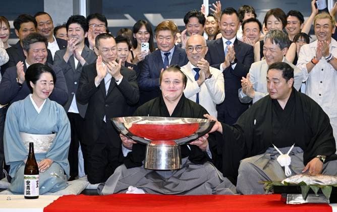 Nagoya Grand Sumo Tournament Sekiwake Aonishiki (C) celebrates after winning the 15-day Nagoya Grand Sumo Tournament in Nagoya, central Japan, on July 26, 2026.  A14AA0005624089P