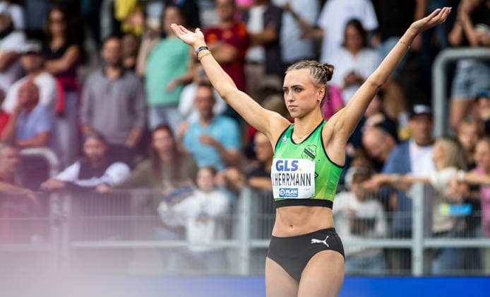 Deutsche Leichtathletik-Meisterschaften; Bochum-Wattenscheid, 26.07.2026 Fordert das Publikum zum rhythmischen Klatschen auf: Hochspringerin Joana Herrmann (SV Teuto Riesenbeck); Deutsche Leichtathletik-Meisterschaften am 26.07.2026 im Lohrheidestadion in Bochum-Wattenscheid (Nordrhein-Westfalen). *** German Track and Field Championships, Bochum-Wattenscheid, July 26, 2026: High jumper Joana Herrmann of SV Teuto Riesenbeck encourages the crowd to clap in rhythm at the German Track and Field Championships on July 26, 2026, at Lohrheidestadion in Bochum-Wattenscheid, North Rhine-Westphalia Copyright: xBEAUTIFULxSPORTS R.xSchmittx