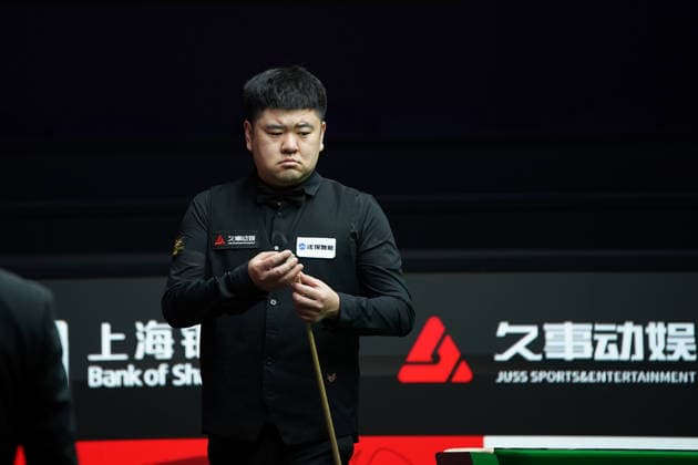 SHANGHAI, CHINA - JULY 27: Tang Hewen of China chalks the cue in the first round match against Chris Wakelin of England on day 1 of the Shanghai Masters 2026 at Luwan Gymnasium on July 27, 2026 in Shanghai, China.  Copyright: xTaixChengzhex 111656638070