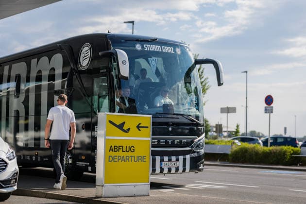 SOCCER - UEFA CL, Hearts vs Sturm GRAZ,AUSTRIA,27.JUL.26 - SOCCER - UEFA Champions League, qualification, Heart of Midlothian FC vs SK Sturm Graz, preview, departure Sturm. Image shows the teambus.  GEPAxpictures xMatthiasxTrinkl