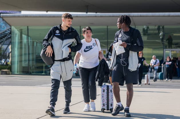 SOCCER - UEFA CL, Hearts vs Sturm GRAZ,AUSTRIA,27.JUL.26 - SOCCER - UEFA Champions League, qualification, Heart of Midlothian FC vs SK Sturm Graz, preview, departure Sturm. Image shows Szymon Wlodarczyk and Seedy Jatta (Sturm) with guest.  GEPAxpictures xMatthiasxTrinkl