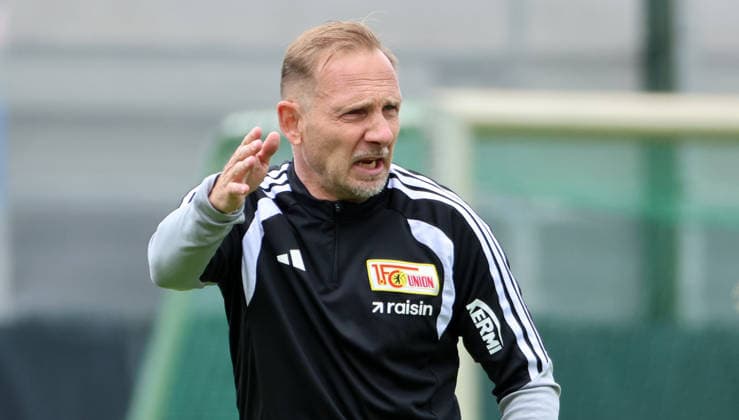 Trainer Mauro Lustrinelli gibt Anweisungen Aktion Oberkörper Fußball Fussball Training Bundesliga Herren DFL Saison 2026 2027 27.07.2026 1.FC Union Berlin FCU DFL regulations prohibit any use of photographs as image sequences and or quasi-video. *** Coach Mauro Lustrinelli gives instructions; Upper-body exercise; Sports; Soccer; Soccer training; Bundesliga; Men s; DFL; 2026–2027 season; July 27, 2026; 1. FC Union Berlin; FCU; DFL regulations prohibit any use of photographs as image sequences and or quasi-video