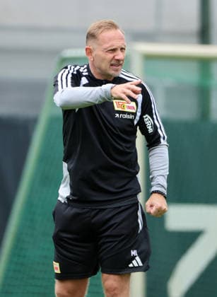 Trainer Mauro Lustrinelli gibt Anweisungen Aktion Oberkörper Fußball Fussball Training Bundesliga Herren DFL Saison 2026 2027 27.07.2026 1.FC Union Berlin FCU DFL regulations prohibit any use of photographs as image sequences and or quasi-video. *** Coach Mauro Lustrinelli gives instructions; Upper-body exercise; Sports; Soccer; Soccer training; Bundesliga; Men s; DFL; 2026–2027 season; July 27, 2026; 1. FC Union Berlin; FCU; DFL regulations prohibit any use of photographs as image sequences and or quasi-video