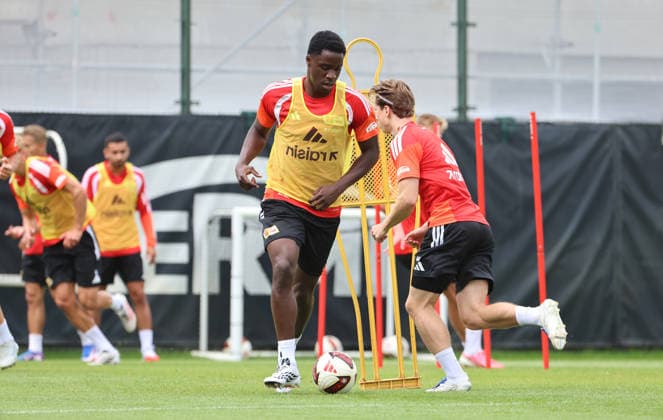 Ilyas Ansah am Ball Einzelbild Freisteller Aktion Fußball Fussball Training Bundesliga Herren DFL Saison 2026 2027 27.07.2026 1.FC Union Berlin FCU DFL regulations prohibit any use of photographs as image sequences and or quasi-video. *** Ilyas Ansah with the ball, single frame, cutout, action, sports, soccer, soccer training, Bundesliga, men s, DFL, 2026–2027 season, July 27, 2026, 1. FC Union Berlin, FCU. DFL regulations prohibit any use of photographs as image sequences and or quasi-video.