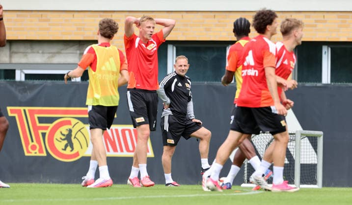 hinten Trainer Mauro Lustrinelli sieht dem Training zu Fußball Fussball Training Bundesliga Herren DFL Saison 2026 2027 27.07.2026 1.FC Union Berlin FCU DFL regulations prohibit any use of photographs as image sequences and or quasi-video. *** In the background, coach Mauro Lustrinelli watches the training session. Sport: Soccer. Soccer Training. Bundesliga. Men s. DFL. Season 2026–2027. July 27, 2026. 1. FC Union Berlin (FCU). DFL regulations prohibit any use of photographs as image sequences and or quasi-video.