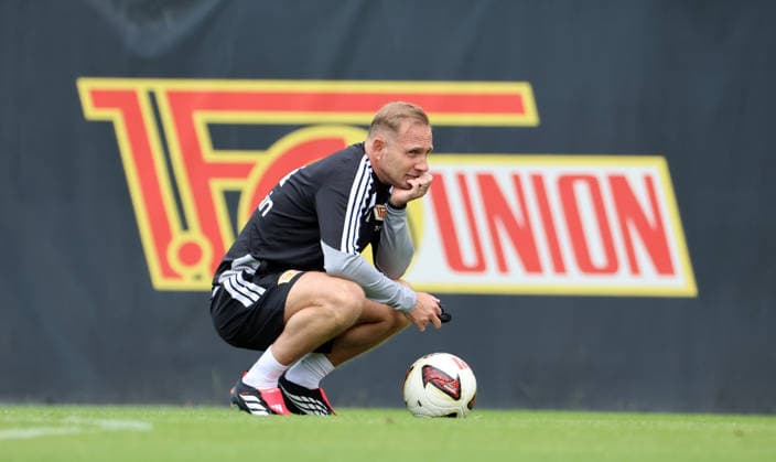 Trainer Mauro Lustrinelli sieht dem Training zu Fußball Fussball Training Bundesliga Herren DFL Saison 2026 2027 27.07.2026 1.FC Union Berlin FCU DFL regulations prohibit any use of photographs as image sequences and or quasi-video. *** Coach Mauro Lustrinelli watches the training session. Sport: Soccer. Soccer Training. Bundesliga. Men s. DFL. 2026–2027 Season. July 27, 2026. 1. FC Union Berlin (FCU). DFL regulations prohibit any use of photographs as image sequences and or quasi-video.