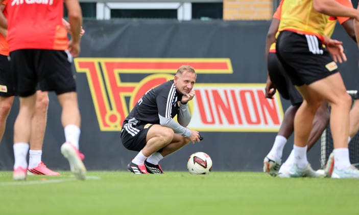 Trainer Mauro Lustrinelli sieht dem Training zu Fußball Fussball Training Bundesliga Herren DFL Saison 2026 2027 27.07.2026 1.FC Union Berlin FCU DFL regulations prohibit any use of photographs as image sequences and or quasi-video. *** Coach Mauro Lustrinelli watches the training session. Sport: Soccer. Soccer Training. Bundesliga. Men s. DFL. 2026–2027 Season. July 27, 2026. 1. FC Union Berlin (FCU). DFL regulations prohibit any use of photographs as image sequences and or quasi-video.