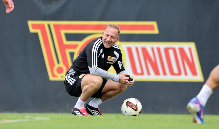 Trainer Mauro Lustrinelli lacht Einzelbild Freisteller Aktion Fußball Fussball Training Bundesliga Herren DFL Saison 2026 2027 27.07.2026 1.FC Union Berlin FCU DFL regulations prohibit any use of photographs as image sequences and or quasi-video. *** Coach Mauro Lustrinelli laughs - Single frame, cutout, action, sports, soccer, soccer training, Bundesliga, men s, DFL, 2026-2027 season, July 27, 2026, 1. FC Union Berlin, FCU. DFL regulations prohibit any use of photographs as image sequences and or quasi-video.