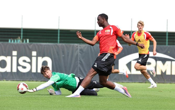 Torwart Carl Klaus, Ilyas Ansah am Ball Zweikampf Spielszene Aktion Fußball Fussball Training Bundesliga Herren DFL Saison 2026 2027 27.07.2026 1.FC Union Berlin FCU DFL regulations prohibit any use of photographs as image sequences and or quasi-video. *** Goalkeeper Carl Klaus, Ilyas Ansah with the ball, tackle, game scene, action, sports, soccer, soccer training, Bundesliga, men s, DFL, 2026–2027 season, July 27, 2026, 1. FC Union Berlin, FCU. DFL regulations prohibit any use of photographs as image sequences and or quasi-video.