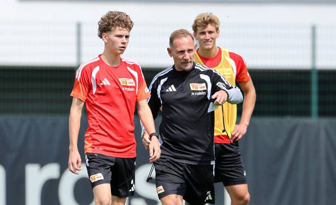 Trainer Mauro Lustrinelli redet mit Linus Güther Aktion Oberkörper Fußball Fussball Training Bundesliga Herren DFL Saison 2026 2027 27.07.2026 1.FC Union Berlin FCU DFL regulations prohibit any use of photographs as image sequences and or quasi-video. *** Coach Mauro Lustrinelli talks with Linus Güther. Upper-body exercise. Sports. Soccer. Soccer training. Bundesliga. Men s. DFL. 2026–2027 season. July 27, 2026. 1. FC Union Berlin (FCU). DFL regulations prohibit any use of photographs as image sequences and or quasi-video.