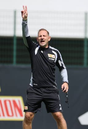 Trainer Mauro Lustrinelli gibt Anweisungen Aktion Oberkörper Fußball Fussball Training Bundesliga Herren DFL Saison 2026 2027 27.07.2026 1.FC Union Berlin FCU DFL regulations prohibit any use of photographs as image sequences and or quasi-video. *** Coach Mauro Lustrinelli gives instructions; Upper-body exercise; Sports; Soccer; Soccer training; Bundesliga; Men s; DFL; 2026–2027 season; July 27, 2026; 1. FC Union Berlin; FCU; DFL regulations prohibit any use of photographs as image sequences and or quasi-video