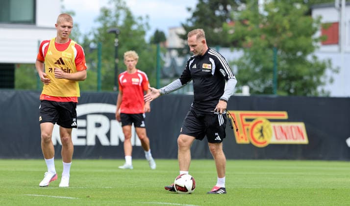 Dmytro Bogdanov, Trainer Mauro Lustrinelli gibt Anweisungen Einzelbild Freisteller Aktion Fußball Fussball Training Bundesliga Herren DFL Saison 2026 2027 27.07.2026 1.FC Union Berlin FCU DFL regulations prohibit any use of photographs as image sequences and or quasi-video. *** Dmytro Bogdanov, Coach Mauro Lustrinelli giving instructions; single frame; cutout; action; sports; soccer; soccer training; Bundesliga; men s; DFL; 2026–2027 season; July 27, 2026; 1. FC Union Berlin; FCU; DFL regulations prohibit any use of photographs as image sequences and or quasi-video