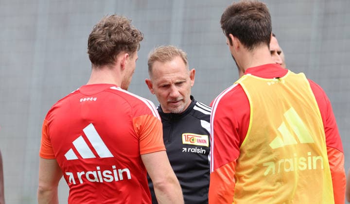 Trainer Mauro Lustrinelli redet mit Tim Skarke undJanik Haberer Aktion Oberkörper Fußball Fussball Training Bundesliga Herren DFL Saison 2026 2027 27.07.2026 1.FC Union Berlin FCU DFL regulations prohibit any use of photographs as image sequences and or quasi-video. *** Coach Mauro Lustrinelli talks with Tim Skarke and Janik Haberer. Upper-body workout, soccer, soccer training, Bundesliga, men s, DFL, 2026–2027 season, July 27, 2026, 1. FC Union Berlin (FCU). DFL regulations prohibit any use of photographs as image sequences and or quasi-video.