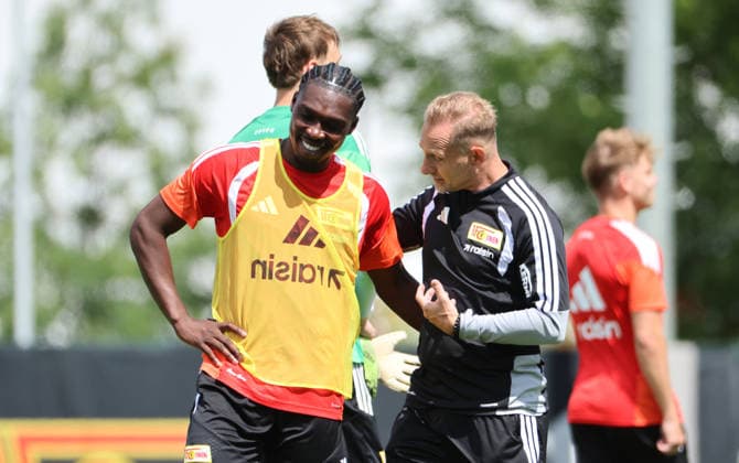 Trainer Mauro Lustrinelli redet mit Derrick Köhn Aktion Oberkörper Fußball Fussball Training Bundesliga Herren DFL Saison 2026 2027 27.07.2026 1.FC Union Berlin FCU DFL regulations prohibit any use of photographs as image sequences and or quasi-video. *** Coach Mauro Lustrinelli talks with Derrick Köhn. Upper-body exercise. Sports. Soccer. Soccer training. Bundesliga. Men s. DFL. 2026–2027 season. July 27, 2026. 1. FC Union Berlin (FCU). DFL regulations prohibit any use of photographs as image sequences and or quasi-video.