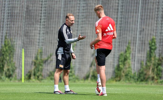 Trainer Mauro Lustrinelli redet mit Zeno Van Den Bosch Fußball Fussball Training Bundesliga Herren DFL Saison 2026 2027 27.07.2026 1.FC Union Berlin FCU DFL regulations prohibit any use of photographs as image sequences and or quasi-video. *** Coach Mauro Lustrinelli talks with Zeno Van Den Bosch Sports Soccer Soccer Training Bundesliga Men s DFL Season 2026–2027 July 27, 2026 1. FC Union Berlin FCU DFL regulations prohibit any use of photographs as image sequences and or quasi-video