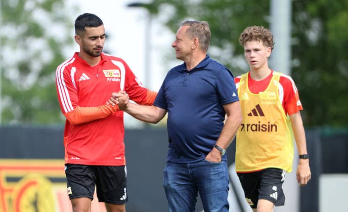 Livan Burcu klatscht ab mit Sportdirektor Horst Heldt, Linus Güther Aktion Oberkörper Fußball Fussball Training Bundesliga Herren DFL Saison 2026 2027 27.07.2026 1.FC Union Berlin FCU DFL regulations prohibit any use of photographs as image sequences and or quasi-video. *** Livan Burcu high-fives sporting director Horst Heldt, Linus Güther, upper body action, sports, soccer, soccer training, Bundesliga, men s, DFL, 2026–2027 season, July 27, 2026, 1. FC Union Berlin (FCU). DFL regulations prohibit any use of photographs as image sequences and or quasi-video.
