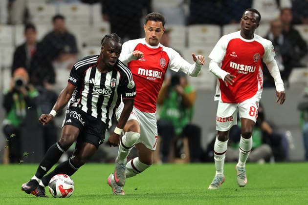 2026-04-27 Besiktas JK v Fatih Karagumruk SK - Trendyol Super Lig ISTANBUL, TURKEY - APRIL 27: Junior Olaitan of Besiktas JK, Serginho of Fatih Karagumruk during the Trendyol Super Lig match between Besiktas JK and Fatih Karagumruk SK at Tupras Stadium on April 27, 2026 in Istanbul, Turkey. (Photo by BSR Agency) Istanbul Turkey Content not available for redistribution in The Netherlands directly or indirectly through any third parties. Copyright: xBSRxAgencyx