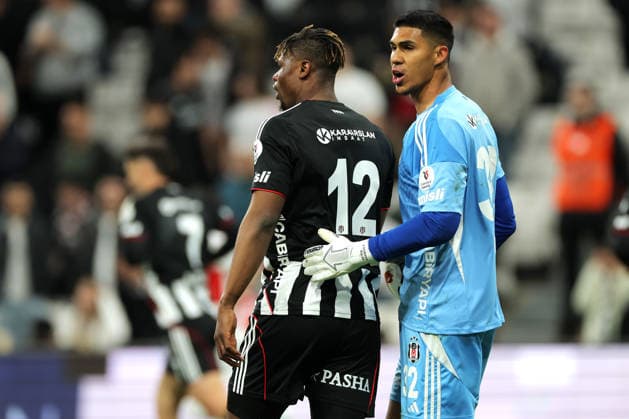 2026-04-27 Besiktas JK v Fatih Karagumruk SK - Trendyol Super Lig ISTANBUL, TURKEY - APRIL 27: Emmanuel Agbadou of Besiktas JK, Devis Vasquez of Besiktas JK during the Trendyol Super Lig match between Besiktas JK and Fatih Karagumruk SK at Tupras Stadium on April 27, 2026 in Istanbul, Turkey. (Photo by BSR Agency) Istanbul Turkey Content not available for redistribution in The Netherlands directly or indirectly through any third parties. Copyright: xBSRxAgencyx