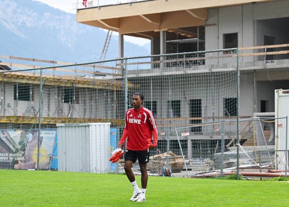 25.07.2026, xophax, Fussball 1.Bundesliga, 1.FC Koeln Trainingslager . Mannschaft in Kitzbühel .Training in Sankt Johann. Baustelle am Trainingsgelände: Reigan Heskey ( 1.FC Köln ) Kitzbühel *** July 25, 2026, xophax, Soccer, Bundesliga 1, 1. FC Köln, Training camp, Team in Kitzbühel, Training in Sankt Johann, Construction site at the training facility, Reigan Heskey, 1. FC Köln, Kitzbühel