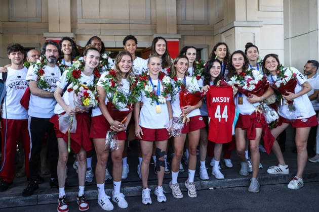 Turkiye s women s volleyball team receives hero s welcome after nations league triumph ISTANBUL, TURKIYE - JULY 27: Turkiye s national women s volleyball team is welcomed with a ceremony at Istanbul Airport after winning the 2026 FIVB Volleyball Women s Nations League title, in Istanbul, Turkiye, on July 27, 2026. Cem Tekkesinoglu Anadolu Istanbul Turkey. Editorial use only. Please get in touch for any other usage.  Copyright: x2026xAnadoluxCemxTekkesinoglux