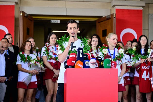 Turkiye’s women’s volleyball team receives a welcoming ceremony in Istanbul after VNL Championship ISTANBUL, TURKIYE - JULY 27: Head coach of Turkiye National women s volleyball team Daniele Santarelli speaks during the welcoming ceremony for the Turkiye’s national women’s volleyball team at Istanbul Airport after winning the 2026 FIVB Volleyball Women s Nations League title, in Istanbul, Turkiye on July 27, 2026. Cem Tekkesinoglu Anadolu Istanbul Turkey. Editorial use only. Please get in touch for any other usage.  Copyright: x2026xAnadoluxCemxTekkesinoglux