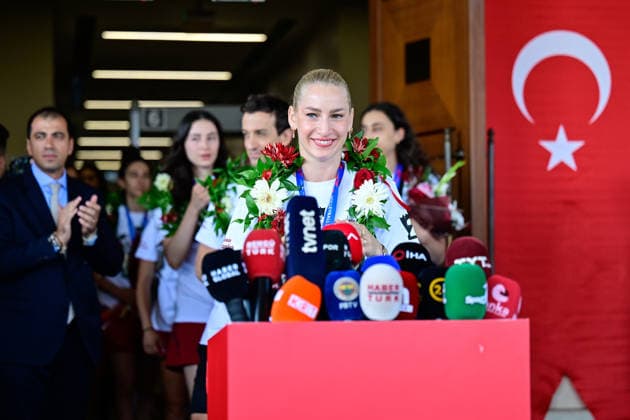 Turkiye’s women’s volleyball team receives a welcoming ceremony in Istanbul after VNL Championship ISTANBUL, TURKIYE - JULY 27: Gizem Orge of Turkiye speaks during the welcoming ceremony for the Turkiye’s national women’s volleyball team at Istanbul Airport after winning the 2026 FIVB Volleyball Women s Nations League title, in Istanbul, Turkiye on July 27, 2026. Cem Tekkesinoglu Anadolu Istanbul Turkey. Editorial use only. Please get in touch for any other usage.  Copyright: x2026xAnadoluxCemxTekkesinoglux