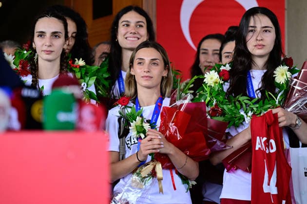 Turkiye’s women’s volleyball team receives a welcoming ceremony in Istanbul after VNL Championship ISTANBUL, TURKIYE - JULY 27: Turkiye’s national women’s volleyball team is welcomed at Istanbul Airport after winning the 2026 FIVB Volleyball Women s Nations League title, in Istanbul, Turkiye on July 27, 2026. Cem Tekkesinoglu Anadolu Istanbul Turkey. Editorial use only. Please get in touch for any other usage.  Copyright: x2026xAnadoluxCemxTekkesinoglux