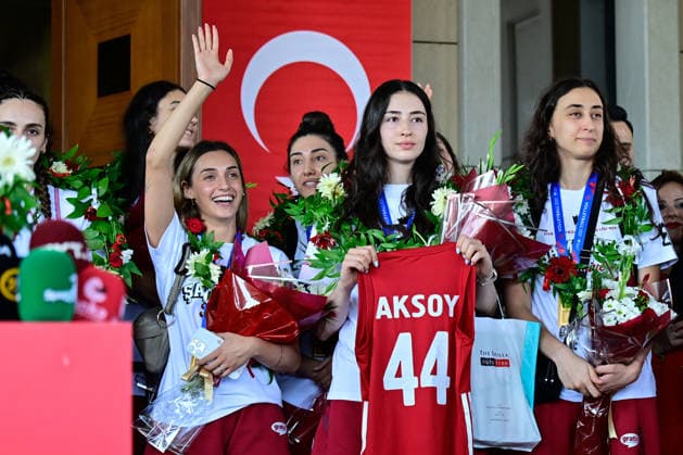 Turkiye’s women’s volleyball team receives a welcoming ceremony in Istanbul after VNL Championship ISTANBUL, TURKIYE - JULY 27: Turkiye’s national women’s volleyball team is welcomed at Istanbul Airport after winning the 2026 FIVB Volleyball Women s Nations League title, in Istanbul, Turkiye on July 27, 2026. Cem Tekkesinoglu Anadolu Istanbul Turkey. Editorial use only. Please get in touch for any other usage.  Copyright: x2026xAnadoluxCemxTekkesinoglux