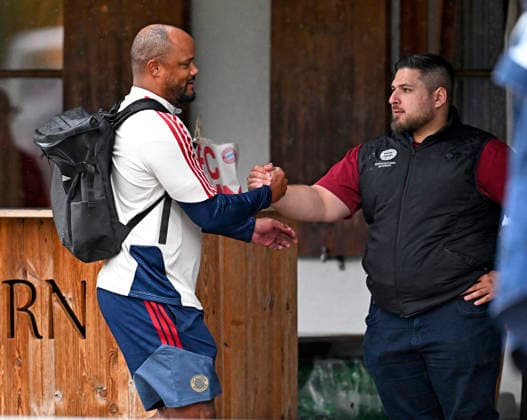 27.07.2026, Fussball Bundesliga 2026 2027, Trainingslager FC Bayern München in Rottach-Egern am Tegernsee (Bayern). Trainer Vincent Kompany (FC Bayern München) shakehands *** July 27, 2026, 2026–2027 Bundesliga, FC Bayern Munich training camp in Rottach Egern on Lake Tegernsee, Bayern coach Vincent Kompany, FC Bayern Munich, shaking hands