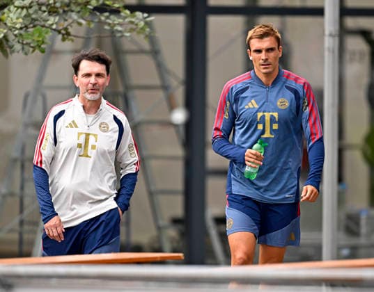 27.07.2026, Fussball Bundesliga 2026 2027, Trainingslager FC Bayern München in Rottach-Egern am Tegernsee (Bayern). Joao Palhinha (FC Bayern München) mit einer Trinkflasche *** July 27, 2026, 2026–2027 Bundesliga, FC Bayern Munich training camp in Rottach-Egern on Lake Tegernsee, Bavaria; Joao Palhinha of FC Bayern Munich with a water bottle