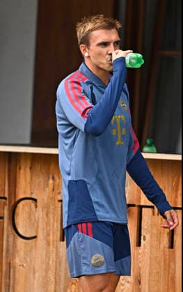 27.07.2026, Fussball Bundesliga 2026 2027, Trainingslager FC Bayern München in Rottach-Egern am Tegernsee (Bayern). Joao Palhinha (FC Bayern München) trinkt *** July 27, 2026, 2026–2027 Bundesliga, FC Bayern Munich training camp in Rottach Egern on Lake Tegernsee, Bavaria, Joao Palhinha, FC Bayern Munich drinks