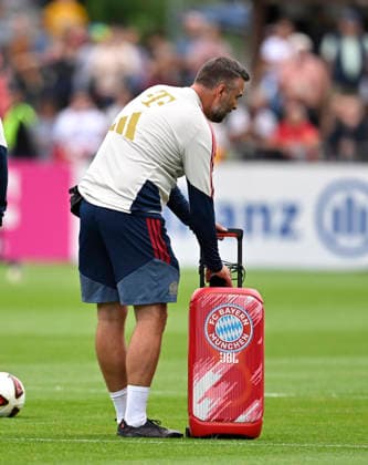 27.07.2026, Fussball Bundesliga 2026 2027, Trainingslager FC Bayern München in Rottach-Egern am Tegernsee (Bayern). Große Box mit auf dem Rasen *** July 27, 2026, 2026–2027 Bundesliga, FC Bayern Munich training camp in Rottach Egern on Lake Tegernsee, Bavaria—Large box on the field