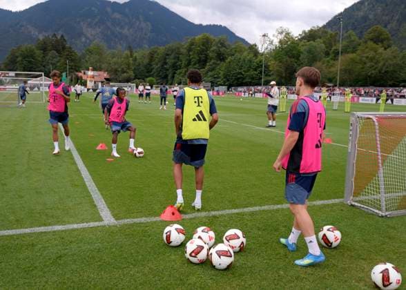27.07.2026, Fussball Bundesliga 2026 2027, Trainingslager FC Bayern München in Rottach-Egern am Tegernsee (Bayern). Tom Bischof (li, FC Bayern München) *** July 27, 2026, 2026–2027 Bundesliga, FC Bayern Munich training camp in Rottach Egern on Lake Tegernsee, Bavaria; Tom Bischof (left), FC Bayern Munich