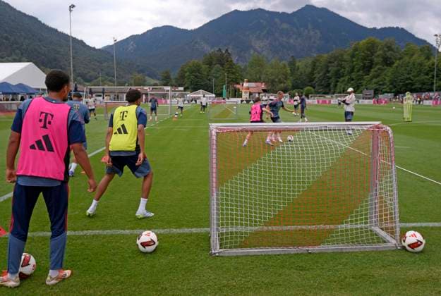 27.07.2026, Fussball Bundesliga 2026 2027, Trainingslager FC Bayern München in Rottach-Egern am Tegernsee (Bayern). Die Bayern Spieler trainieren auf kleine Tore *** July 27, 2026, 2026–2027 Bundesliga, FC Bayern Munich training camp in Rottach Egern on Lake Tegernsee, Bavaria. The Bayern players are practicing on small goals.