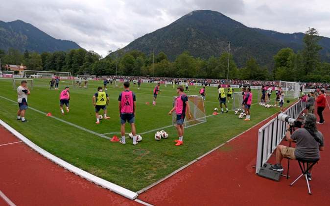 27.07.2026, Fussball Bundesliga 2026 2027, Trainingslager FC Bayern München in Rottach-Egern am Tegernsee (Bayern). Die Bayern Spieler trainieren unter der Bergkulisse *** July 27, 2026, 2026–2027 Bundesliga, FC Bayern Munich training camp in Rottach Egern on Lake Tegernsee, Bavaria. The Bayern players are training against a backdrop of mountains.