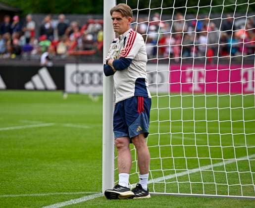 27.07.2026, Fussball Bundesliga 2026 2027, Trainingslager FC Bayern München in Rottach-Egern am Tegernsee (Bayern). Sportdirektor Christoph Freund (Bayern München) lehnt sich am Torpfosten an. *** July 27, 2026, 2026–2027 Bundesliga, FC Bayern Munich training camp in Rottach Egern on Lake Tegernsee; Bayern sporting director Christoph Freund; Bayern Munich player leaning against the goalpost