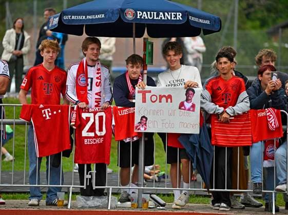 27.07.2026, Fussball Bundesliga 2026 2027, Trainingslager FC Bayern München in Rottach-Egern am Tegernsee (Bayern). Ein Foto mit Tom Bischof (FC Bayern München) ist gewünscht, Tom können wir bitte ein Foto machen *** July 27, 2026, 2026–2027 Bundesliga, FC Bayern Munich training camp in Rottach Egern on Lake Tegernsee, Bavaria. I d like a photo with Tom Bischof of FC Bayern Munich—could we please take a photo with Tom?