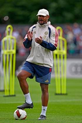 27.07.2026, Fussball Bundesliga 2026 2027, Trainingslager FC Bayern München in Rottach-Egern am Tegernsee (Bayern). Trainer Vincent Kompany (FC Bayern München) gestikuliert *** July 27, 2026, 2026–2027 Bundesliga, FC Bayern Munich training camp in Rottach-Egern on Lake Tegernsee; Bayern coach Vincent Kompany gestures