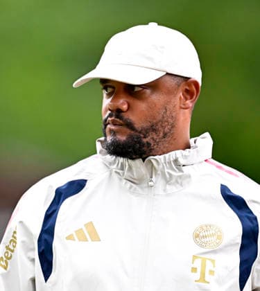 27.07.2026, Fussball Bundesliga 2026 2027, Trainingslager FC Bayern München in Rottach-Egern am Tegernsee (Bayern). Trainer Vincent Kompany (FC Bayern München) nachdenklich, *** July 27, 2026, 2026–2027 Bundesliga, FC Bayern Munich training camp in Rottach Egern on Lake Tegernsee, Bayern coach Vincent Kompany, FC Bayern Munich looking pensive,