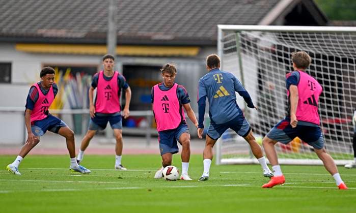 27.07.2026, Fussball Bundesliga 2026 2027, Trainingslager FC Bayern München in Rottach-Egern am Tegernsee (Bayern). Tom Bischof (FC Bayern München) am Ball. *** July 27, 2026, 2026–2027 Bundesliga, FC Bayern Munich training camp in Rottach Egern on Lake Tegernsee, Bavaria; Tom Bischof, FC Bayern Munich in action